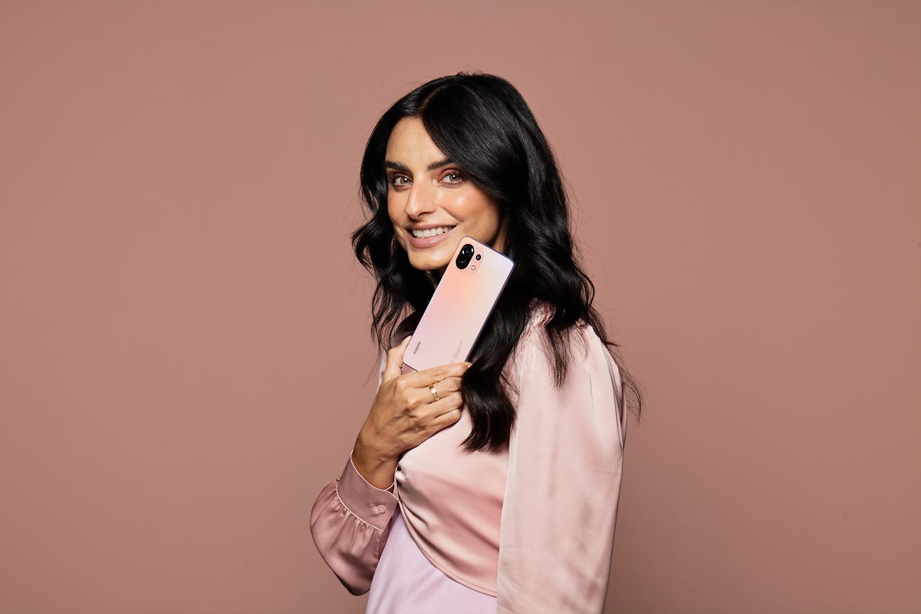 Aislinn Derbez Xiaomi