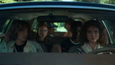 STRANGER THINGS. (L to R) Maya Hawke as Robin Buckley, Sadie Sink as Max Mayfield, Gaten Matarazzo as Dustin Henderson, Joe Keery as Steve Harrington, Caleb McLaughlin as Lucas Sinclair, and Natalia Dyer as Nancy Wheeler in STRANGER THINGS. Cr. Courtesy of Netflix © 2022