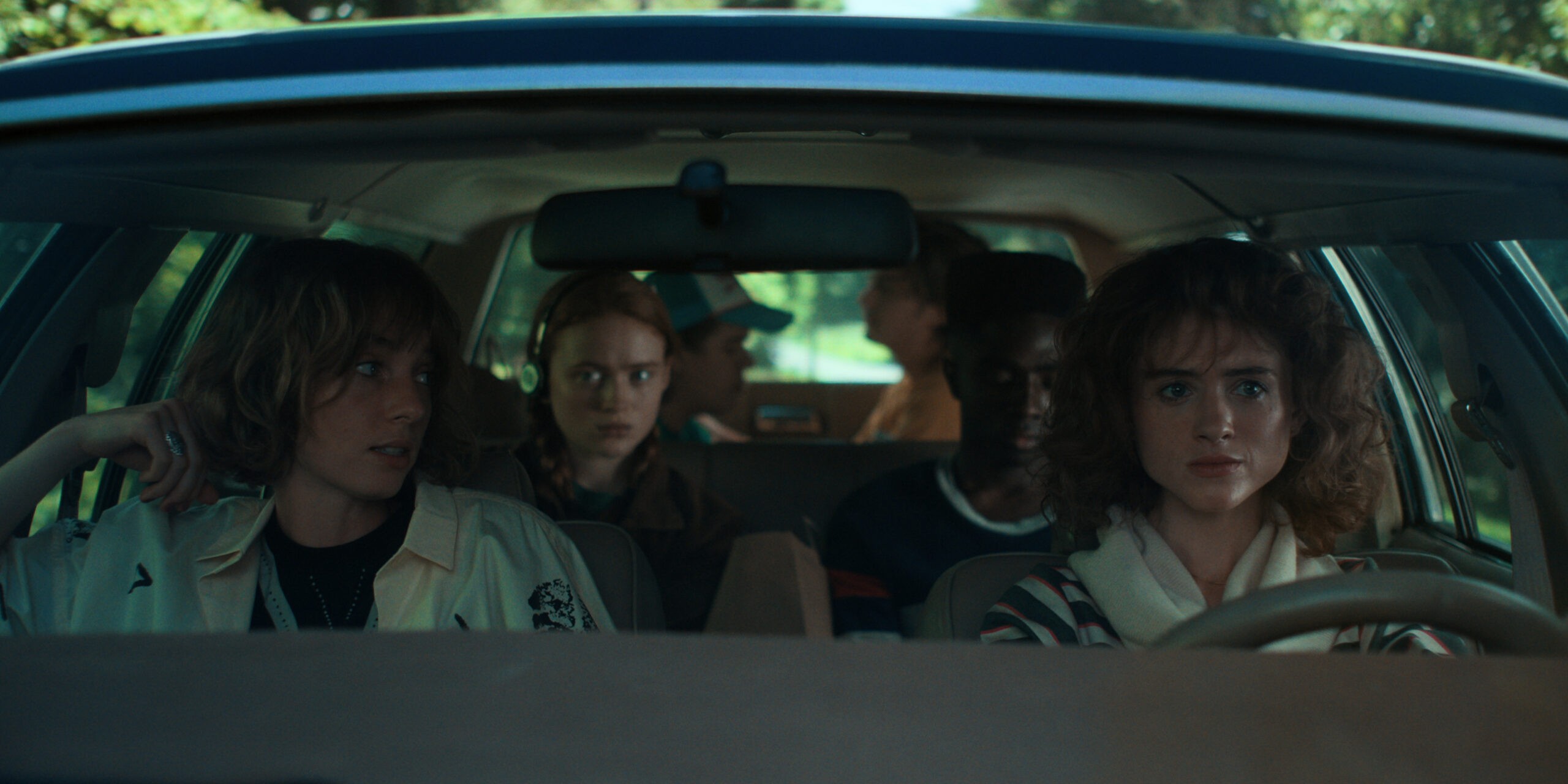 STRANGER THINGS. (L to R) Maya Hawke as Robin Buckley, Sadie Sink as Max Mayfield, Gaten Matarazzo as Dustin Henderson, Joe Keery as Steve Harrington, Caleb McLaughlin as Lucas Sinclair, and Natalia Dyer as Nancy Wheeler in STRANGER THINGS. Cr. Courtesy of Netflix © 2022