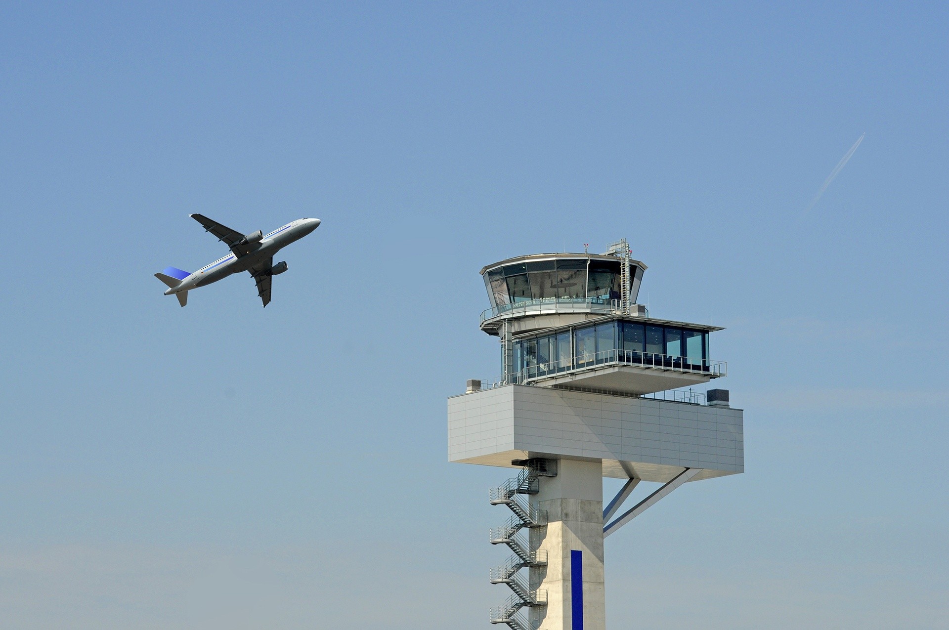 Tecnología UPS protege torres de control aéreo