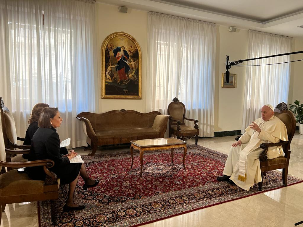 Maria Antoineta Collins de Univision Noticias se sienta para una entrevista con el Papa Francisco en la Ciudad del Vaticano.