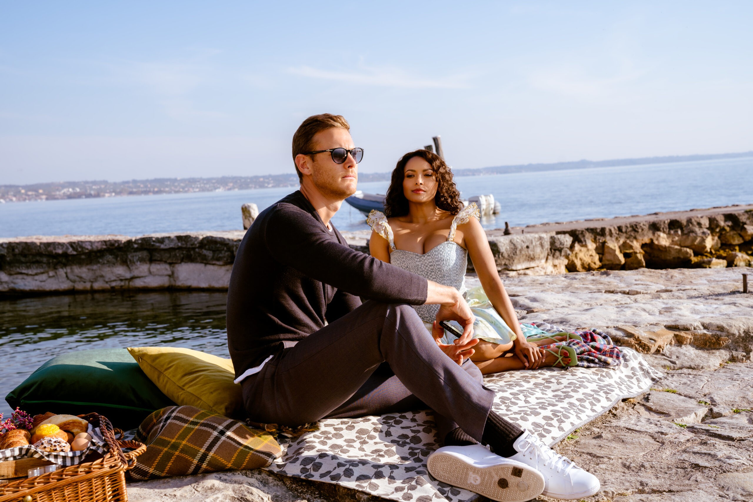 Love In The Villa. (L to R) Tom Hopper as Charlie, Kat Graham as Julie in Love In The Villa. Cr. Riccardo Ghilardi/Netflix© 2022.