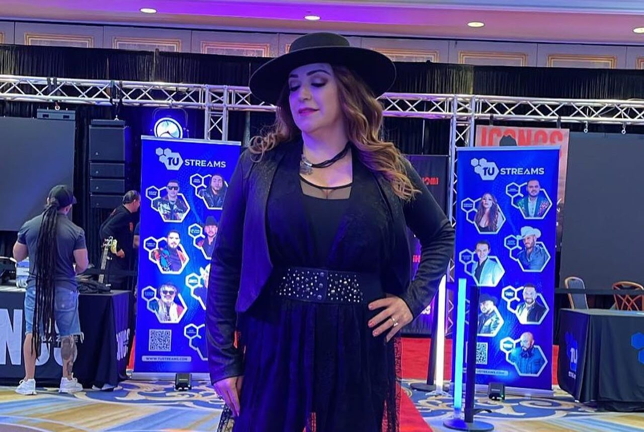 Marcela posando durante una de las convenciones de música grupera en la cual ella participó.