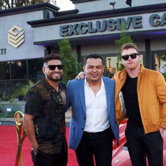 Abner Mares, Ernesto Ramírez, y Saúl “El Canelo” Álvarez en una gráfica durante la inauguración de Exclusive Cars.