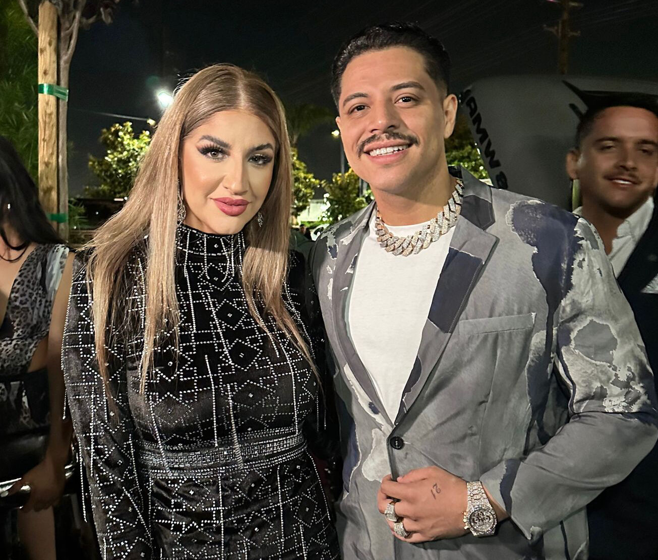 Erika Rojo junto a Eduin Caz platican en el evento de Exclusive Cars.