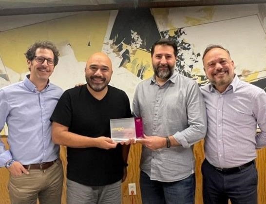 César Vacchiano, Presidente y CEO de SCOPEN, y Héctor Abanades Castro, Research Manager de SCOPEN, entregaron el trofeo a Pedro Herrero y Christian González.