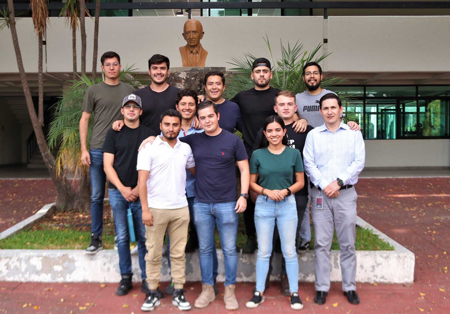 Estudiantes de último cuatrimestre de la Carrera de Ingeniería Civil, de la Universidad Autónoma de Guadalajara