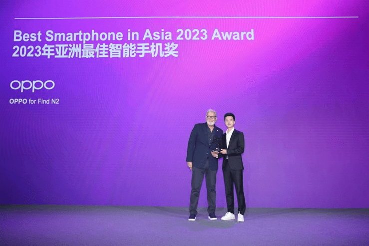 Will Zhou, Senior Product Manager de OPPO, asiste a la ceremonia de premiación